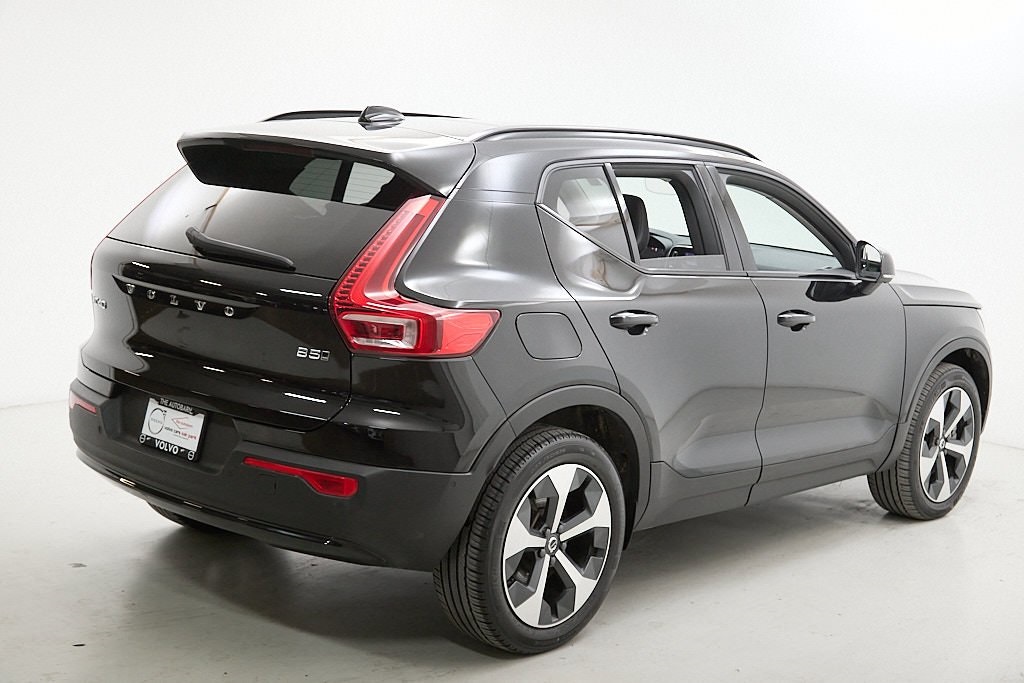 2024 VOLVO XC40 - Image 8