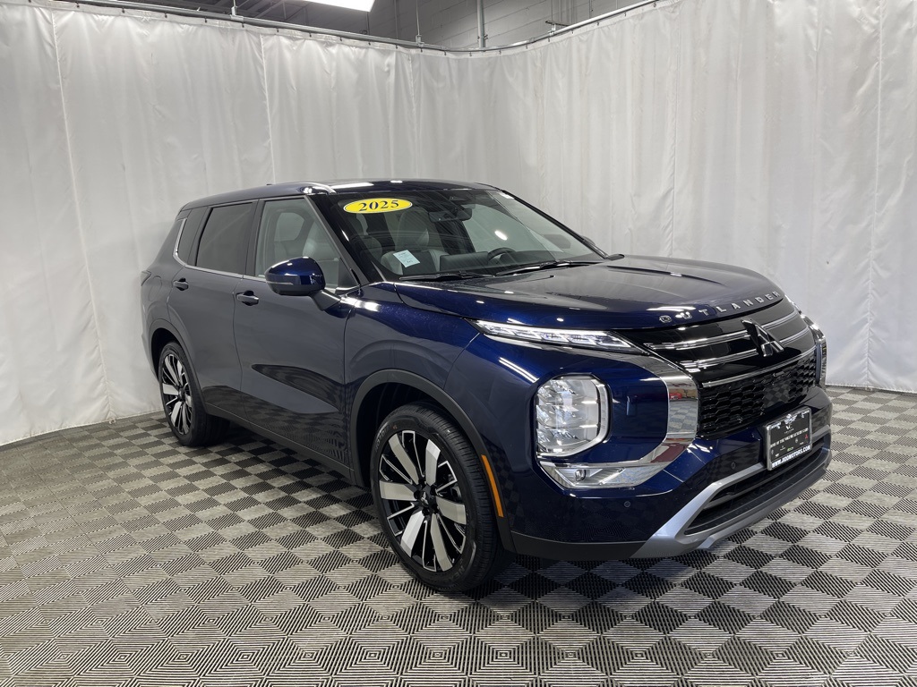 2025 Mitsubishi Outlander SE photo 2
