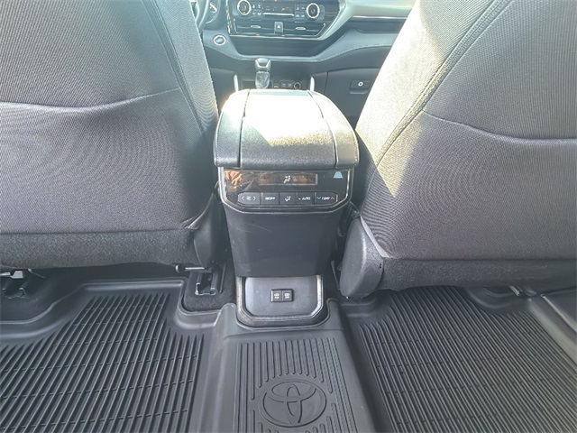 2020 Toyota Highlander LE photo 17