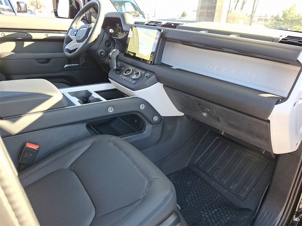2025 Land Rover Defender 110 S photo 4