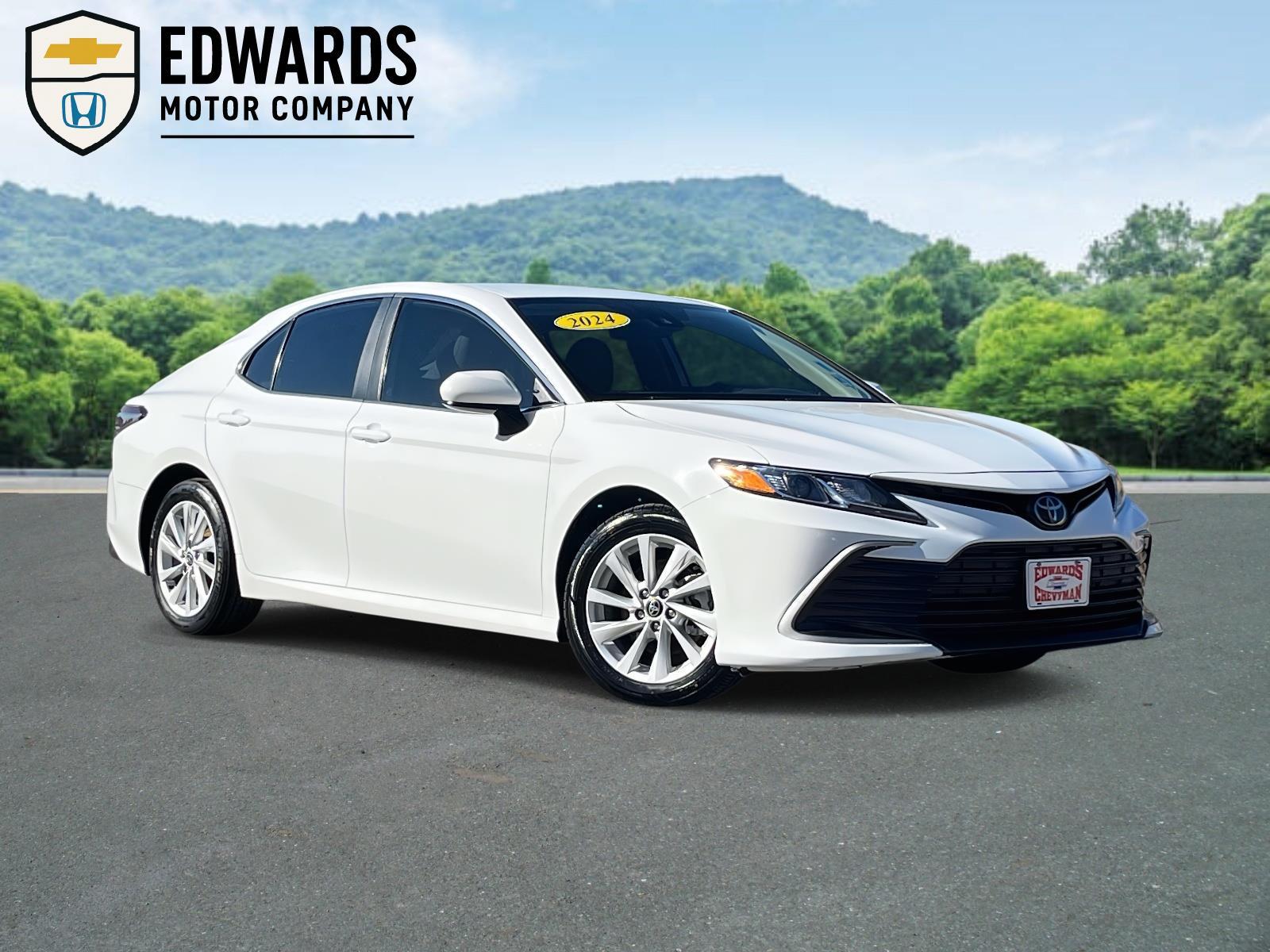 2024 Toyota Camry LE's photo