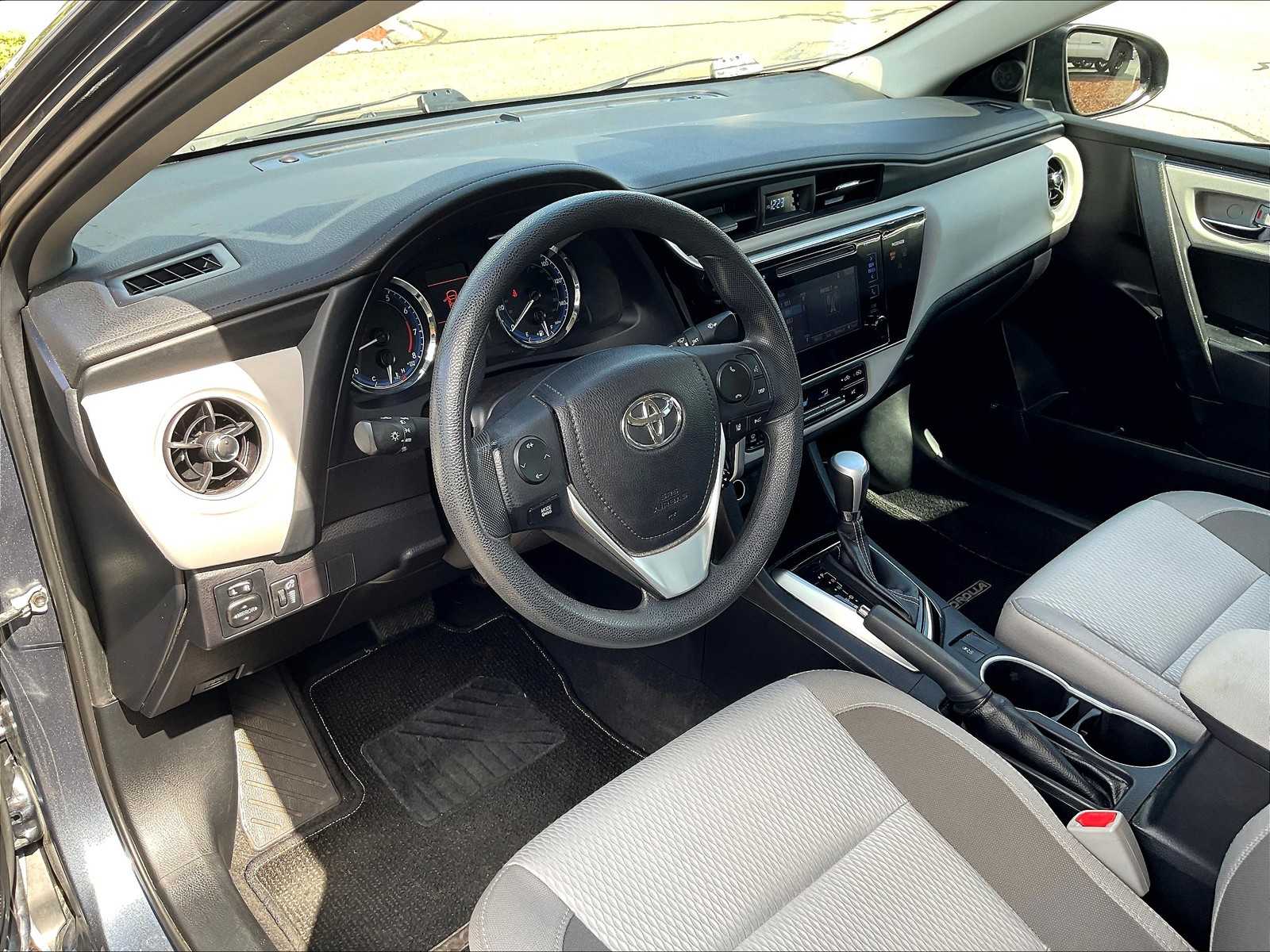 2017 Toyota Corolla LE photo 8