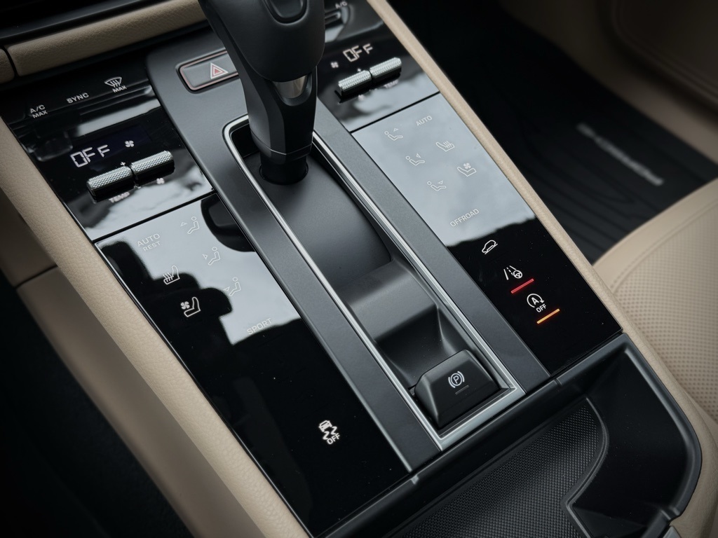 2025 Porsche Macan T photo 27