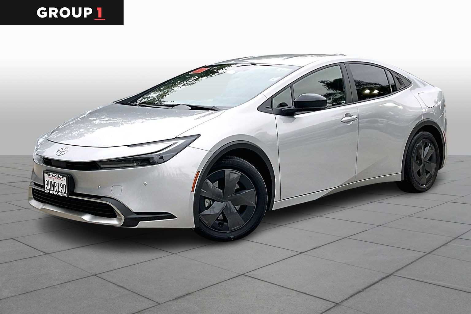 2025 Toyota Prius SE's photo