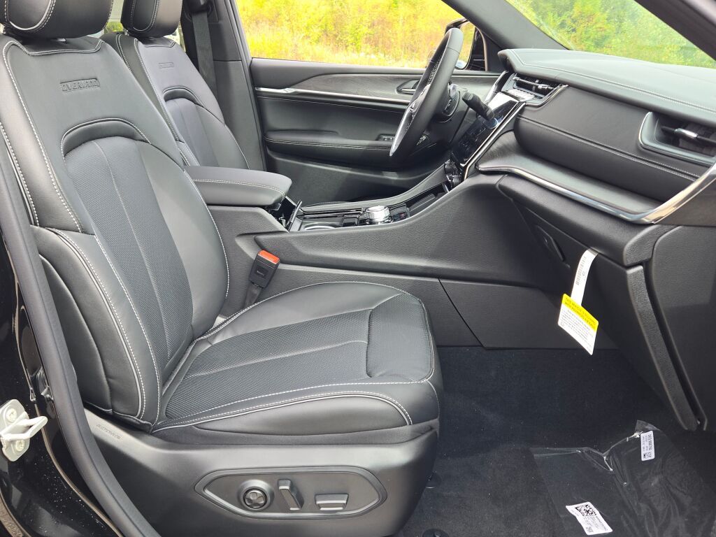 2025 Jeep Grand Cherokee Overland photo 3