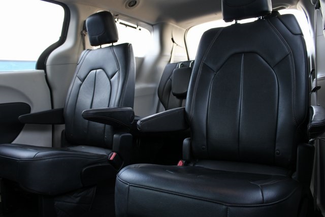 2018 Chrysler Pacifica Touring L photo 16