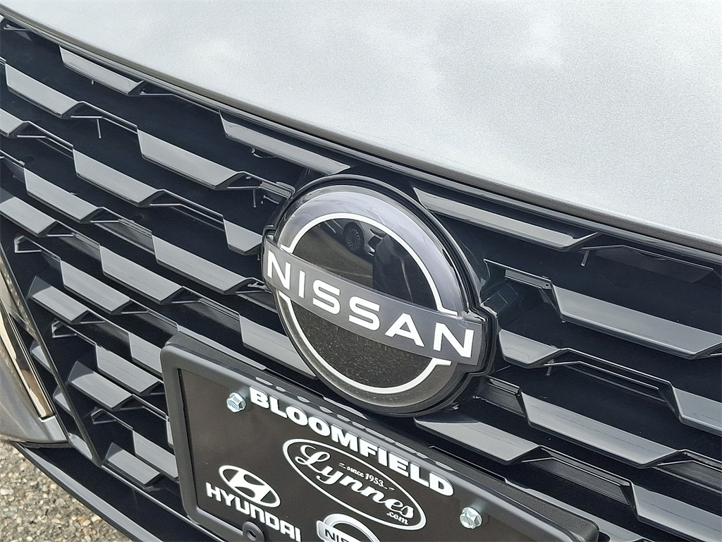 2025 Nissan Altima SR photo 4