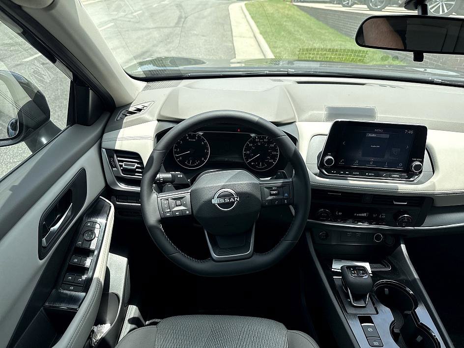 2025 Nissan Rogue SV photo 13