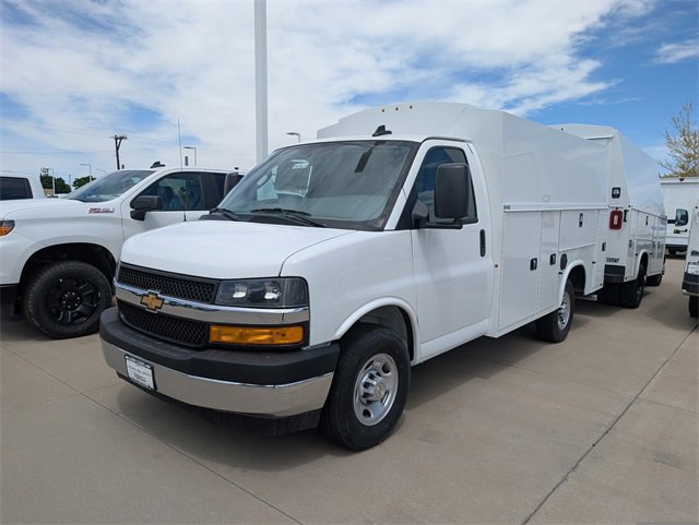 2025 Chevrolet Express Cutaway 3500 photo 3