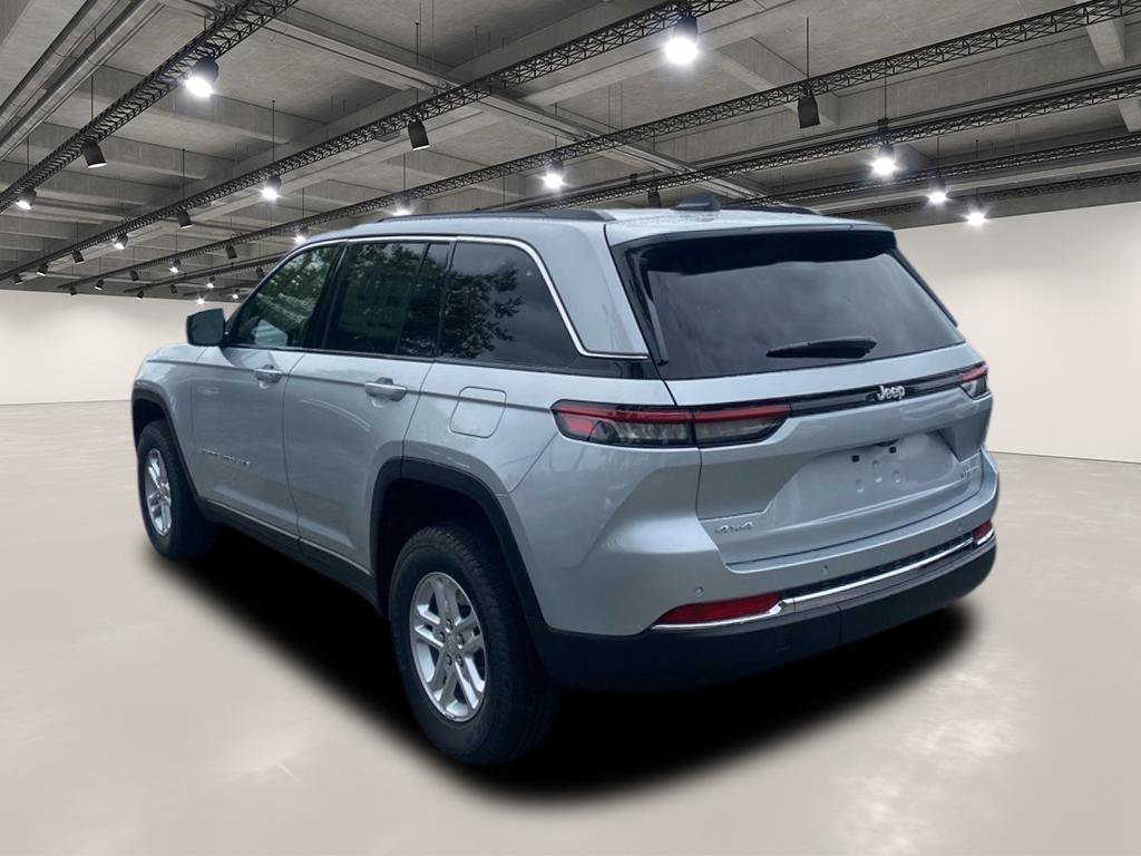 2025 Jeep Grand Cherokee Laredo photo 2