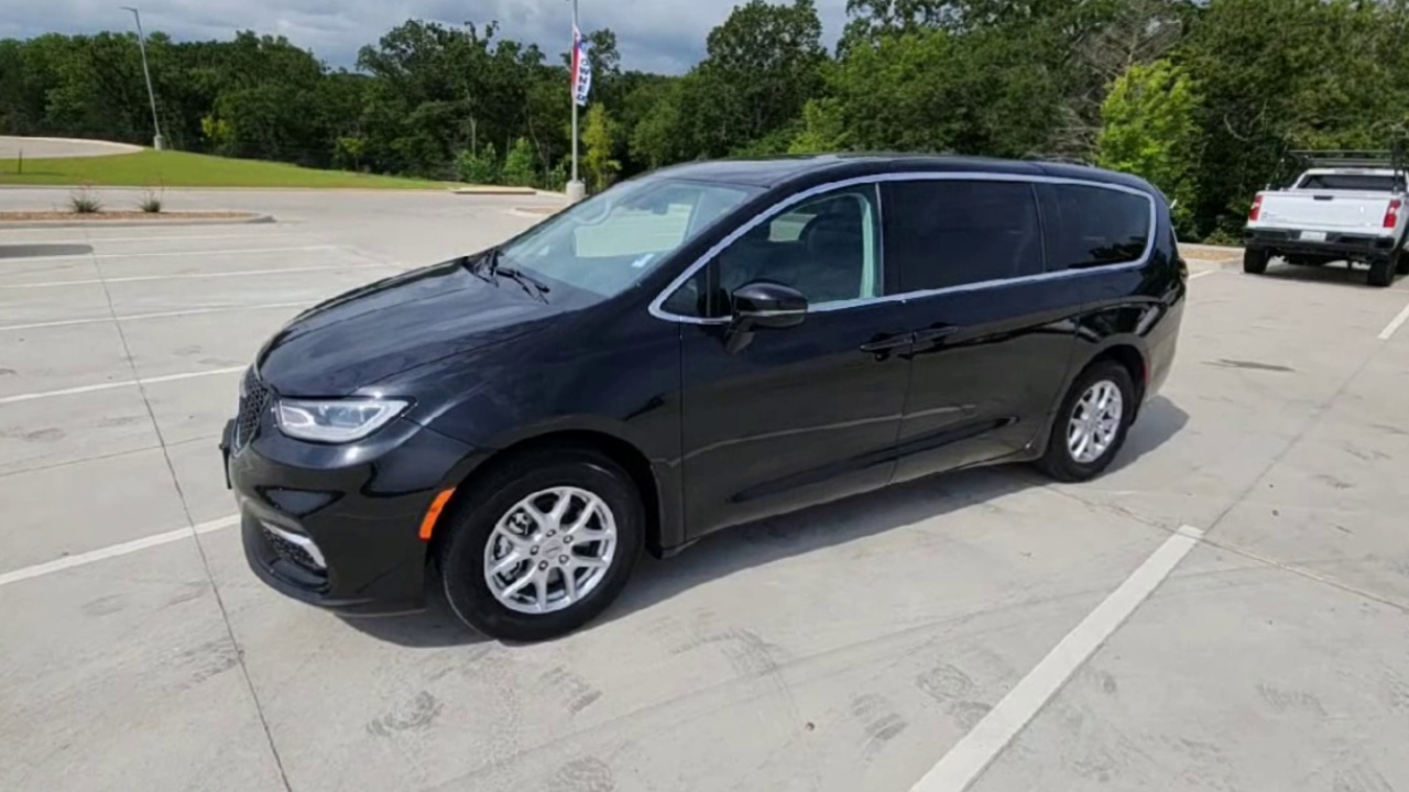 2024 Chrysler Pacifica Touring L photo 25