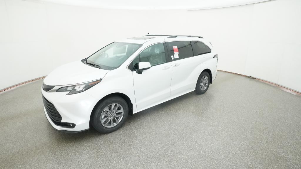 2026 Toyota Sienna XLE's photo