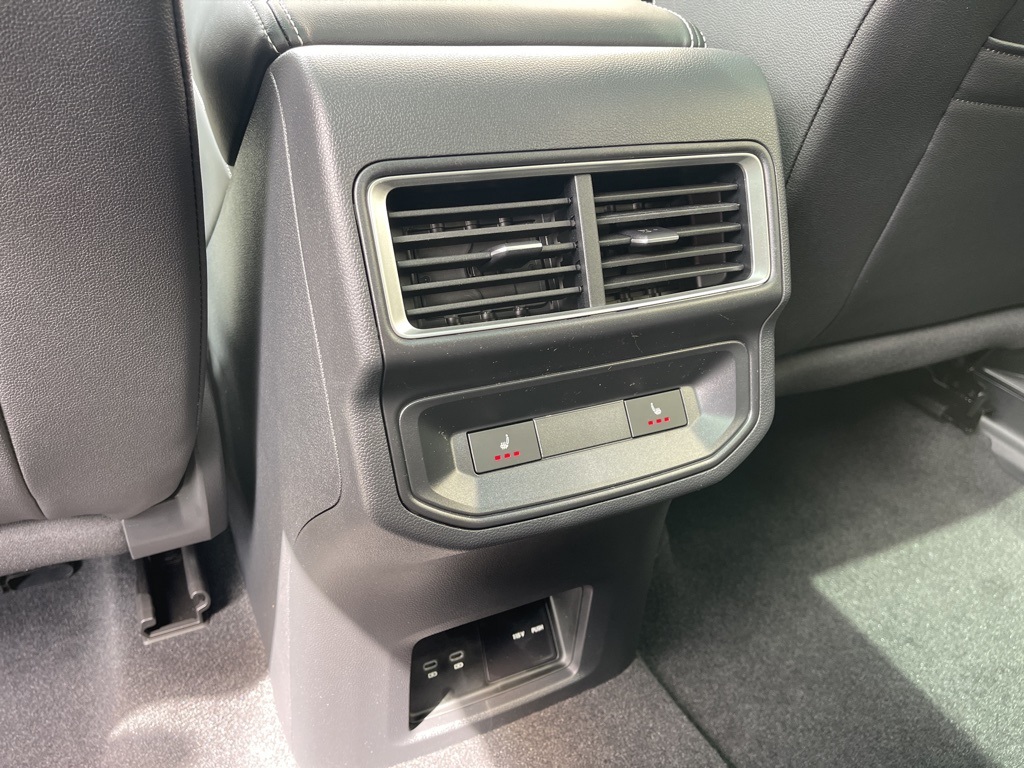 2025 Volkswagen Atlas Cross Sport SEL R-Line photo 19
