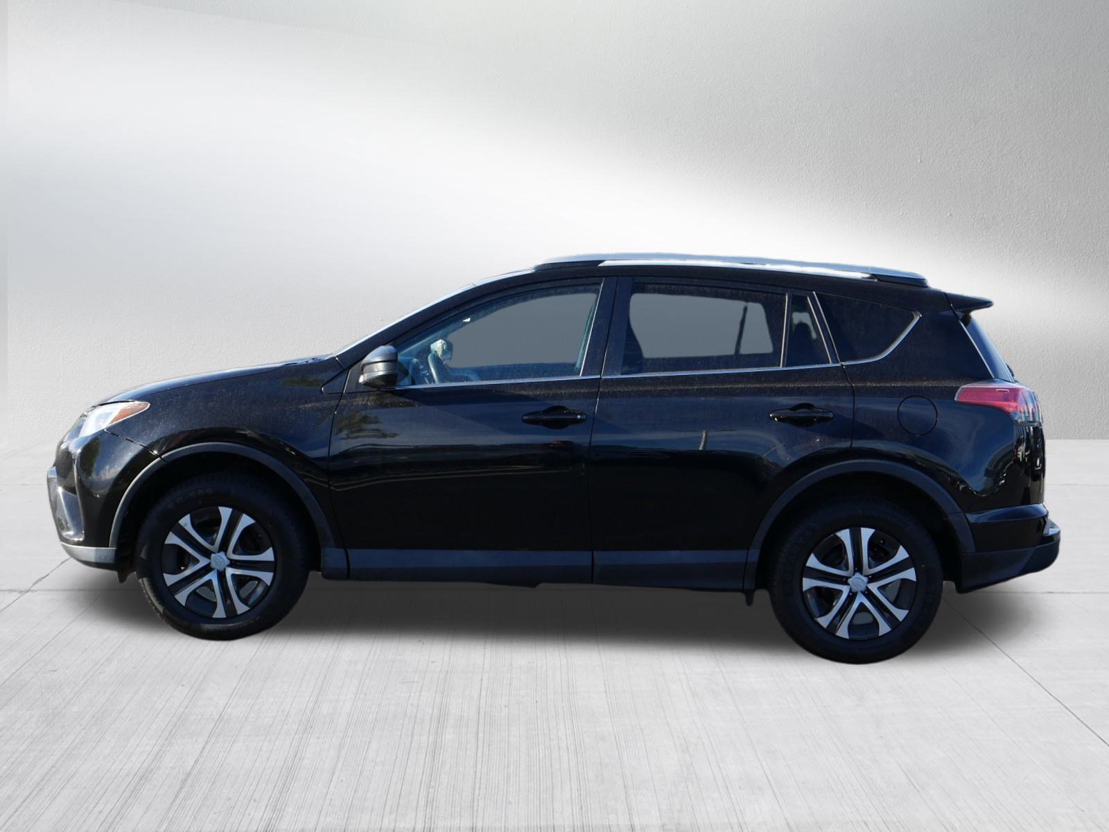2016 Toyota RAV4 LE photo 2
