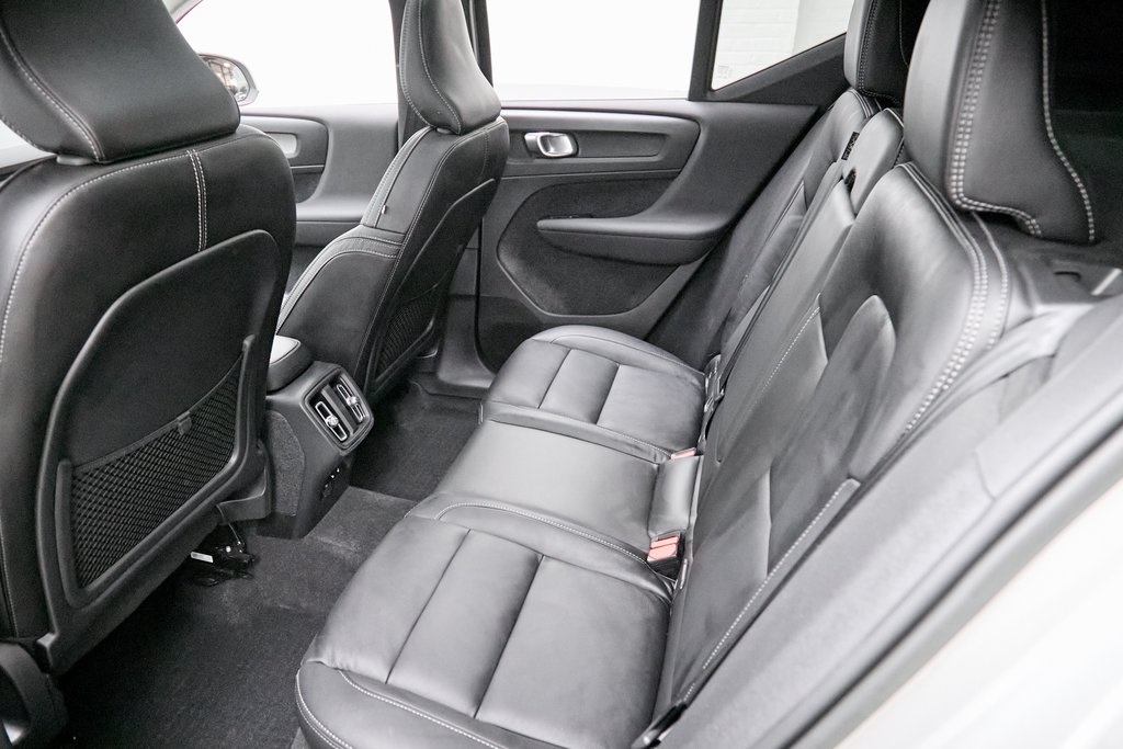 2023 VOLVO XC40 - Image 21