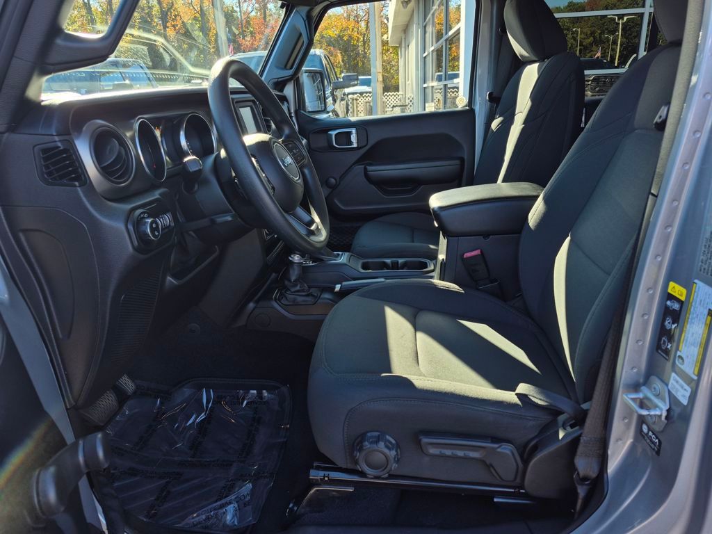 2021 Jeep Gladiator Sport photo 2