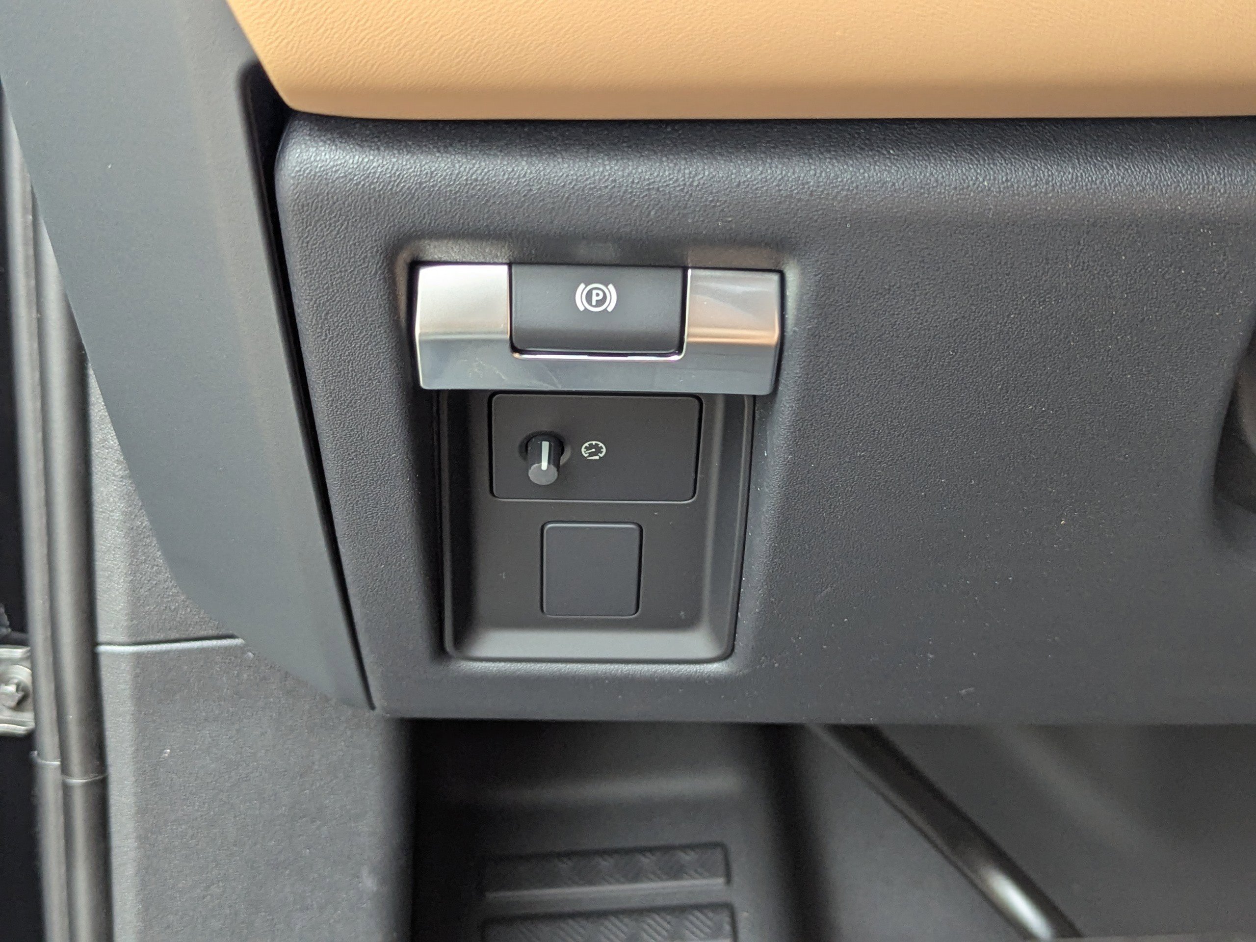 2025 Land Rover Defender 130 S photo 31