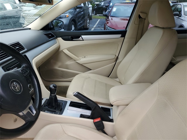 2012 Volkswagen Passat SE photo 9