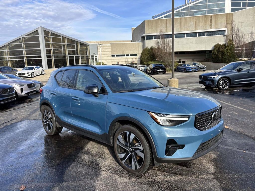 2023 Volvo XC40 Plus's photo