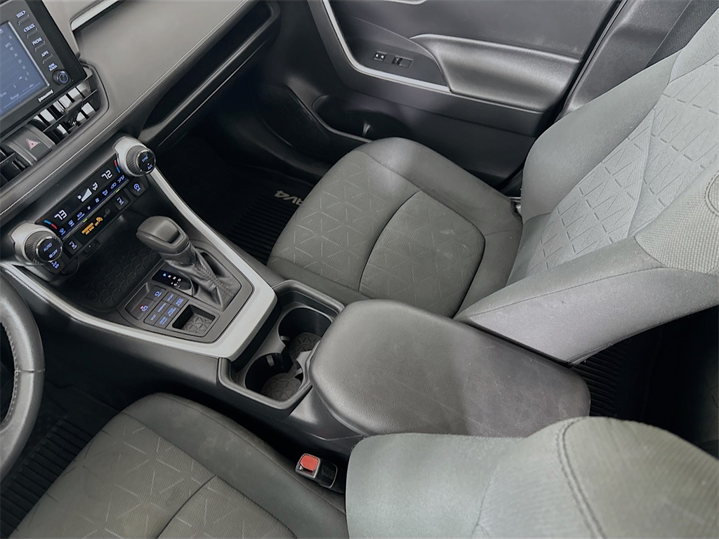 2020 Toyota RAV4 XLE photo 25