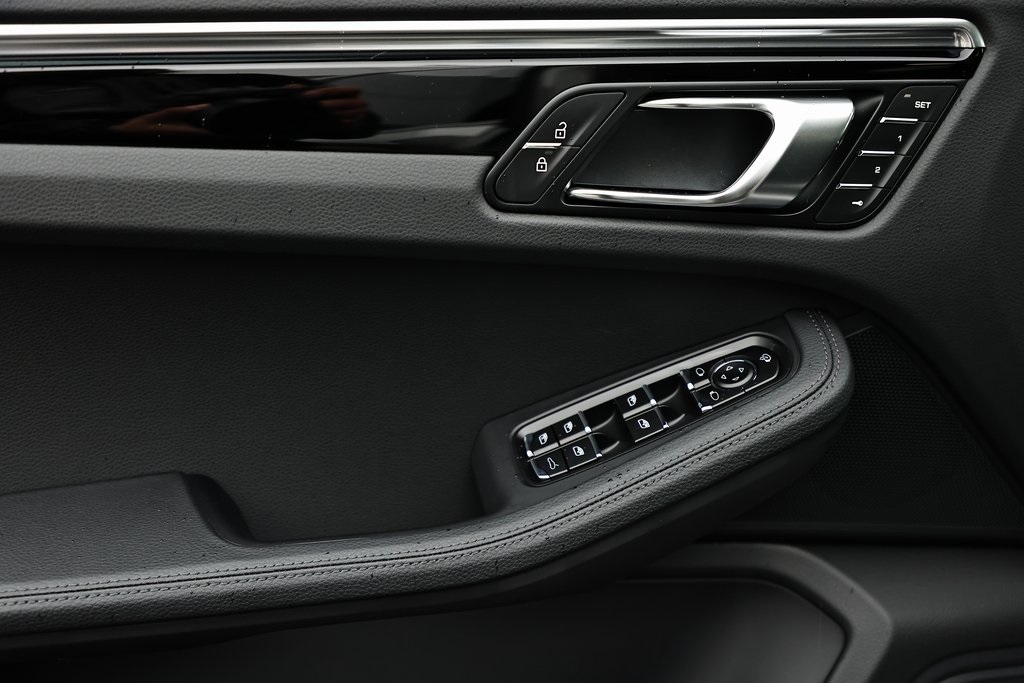 2025 Porsche Macan T photo 11