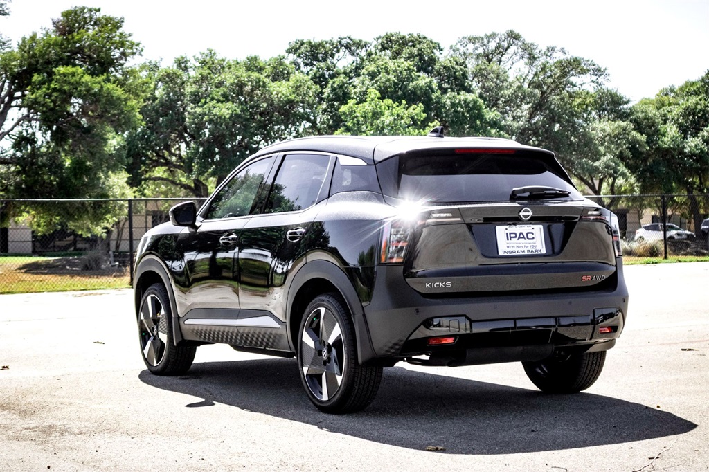 2025 Nissan Kicks SR photo 4