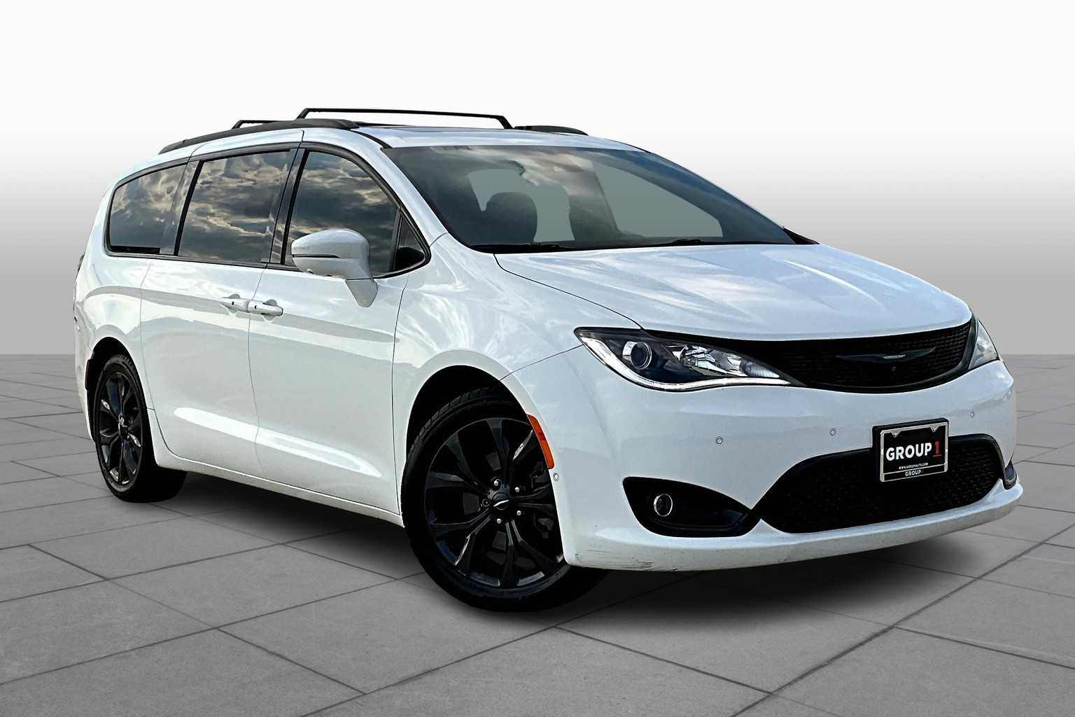2018 Chrysler Pacifica Limited photo 2