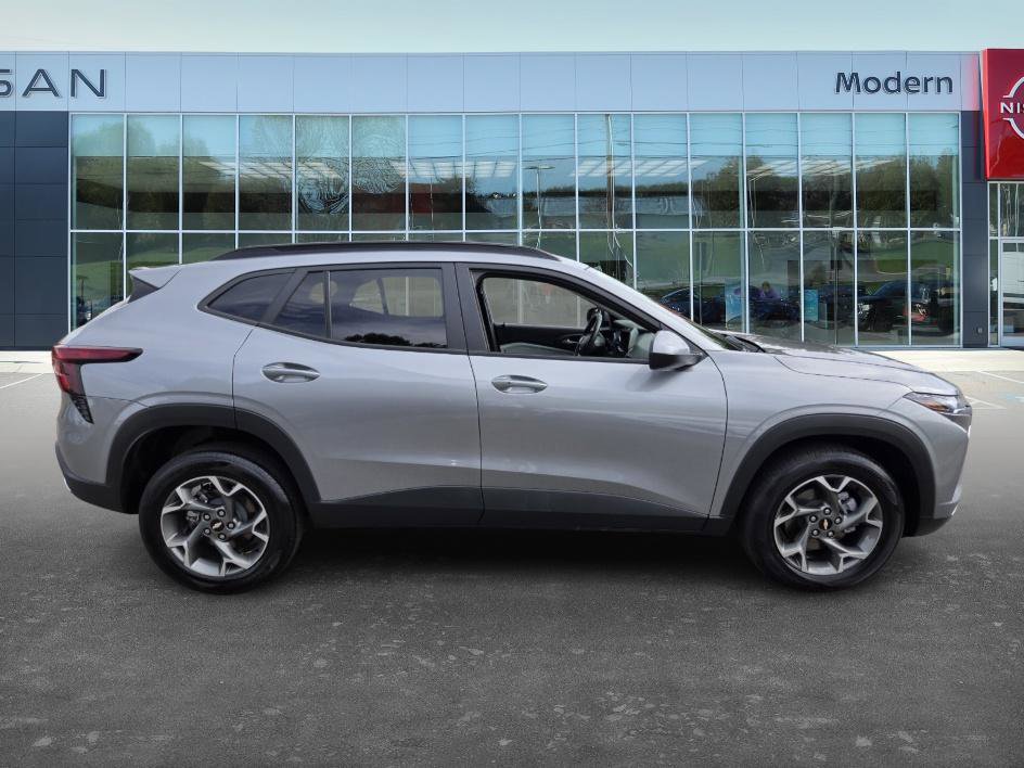 2025 Chevrolet Trax LT photo 4