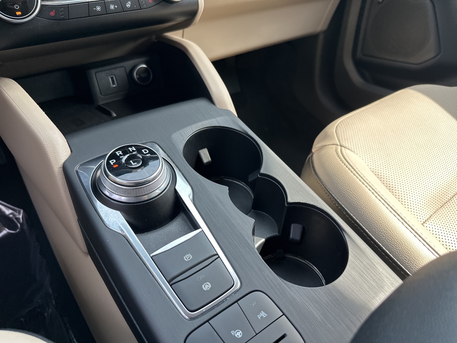 2020 Ford Escape Titanium Hybrid photo 19