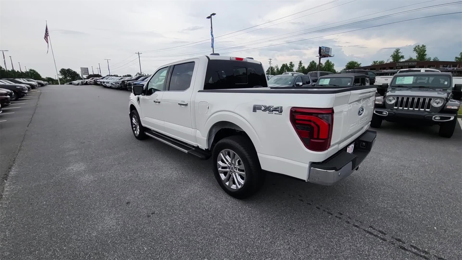 2025 Ford F-150 Lariat photo 3