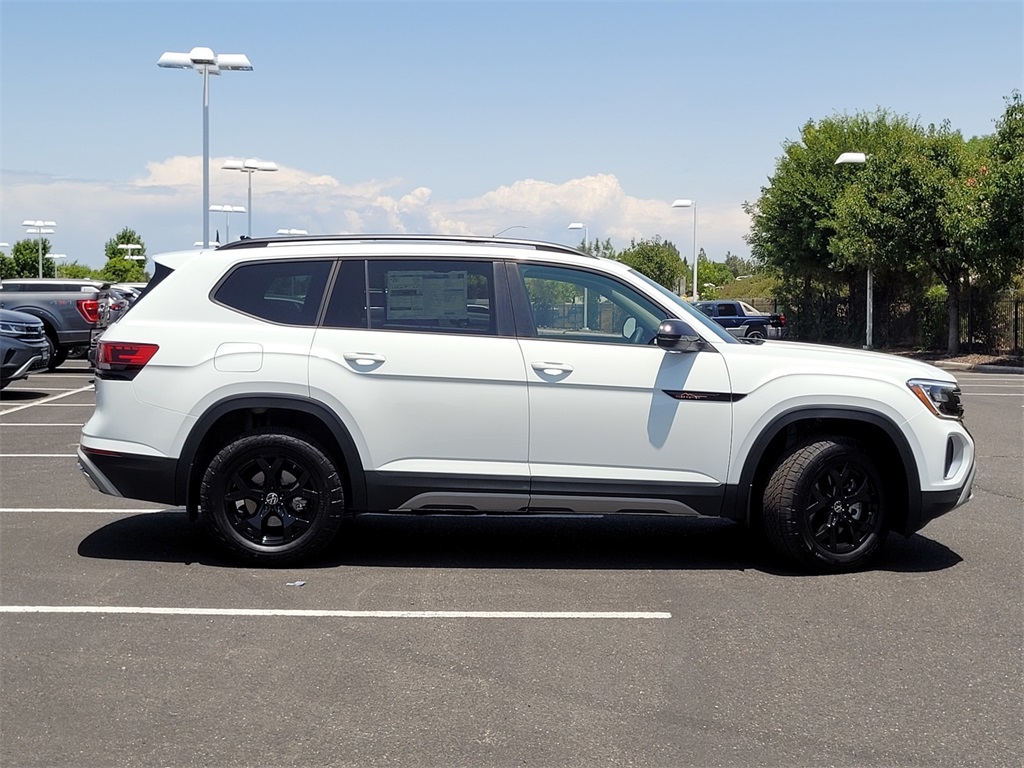 2025 Volkswagen Atlas Peak Edition SE photo 3