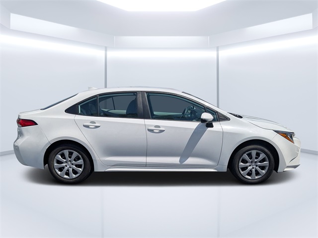 2022 Toyota Corolla LE photo 2