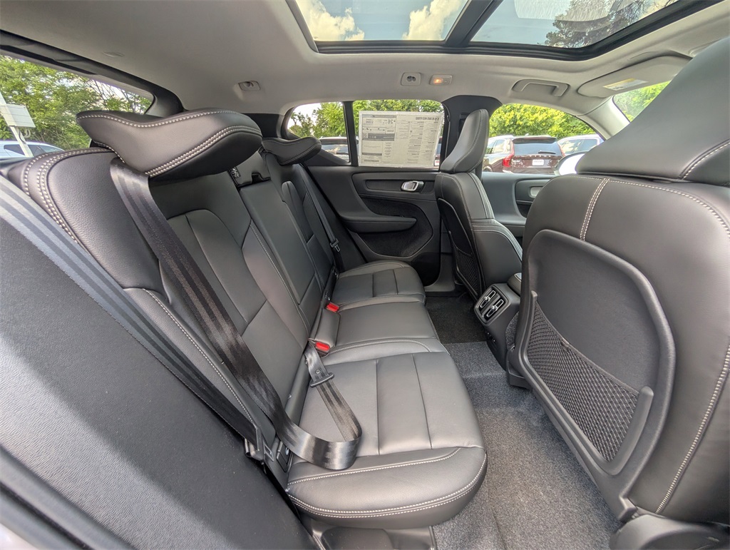 2026 Volvo XC40 Plus photo 3