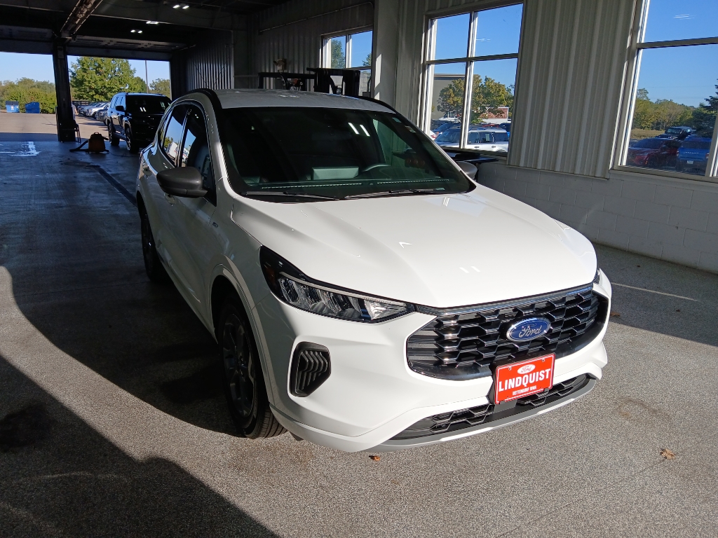 2023 Ford Escape ST-Line photo 2
