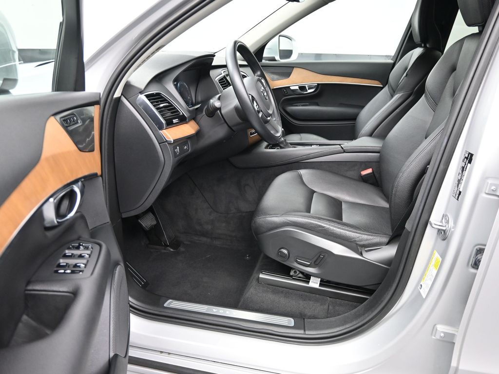 2022 Volvo XC90 T6 Momentum photo 6