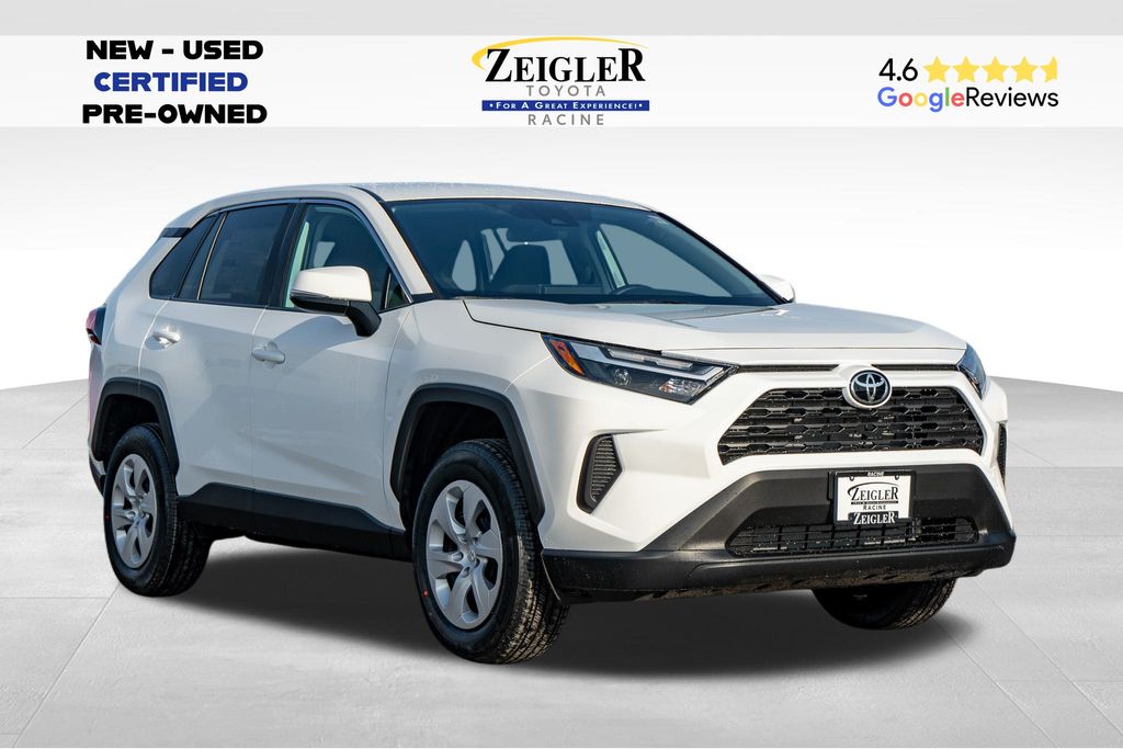 2025 Toyota RAV4 LE's photo