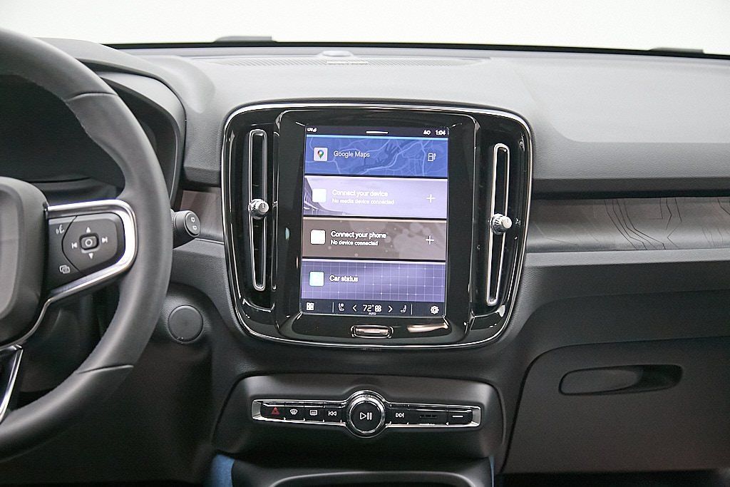 2023 VOLVO XC40 - Image 28