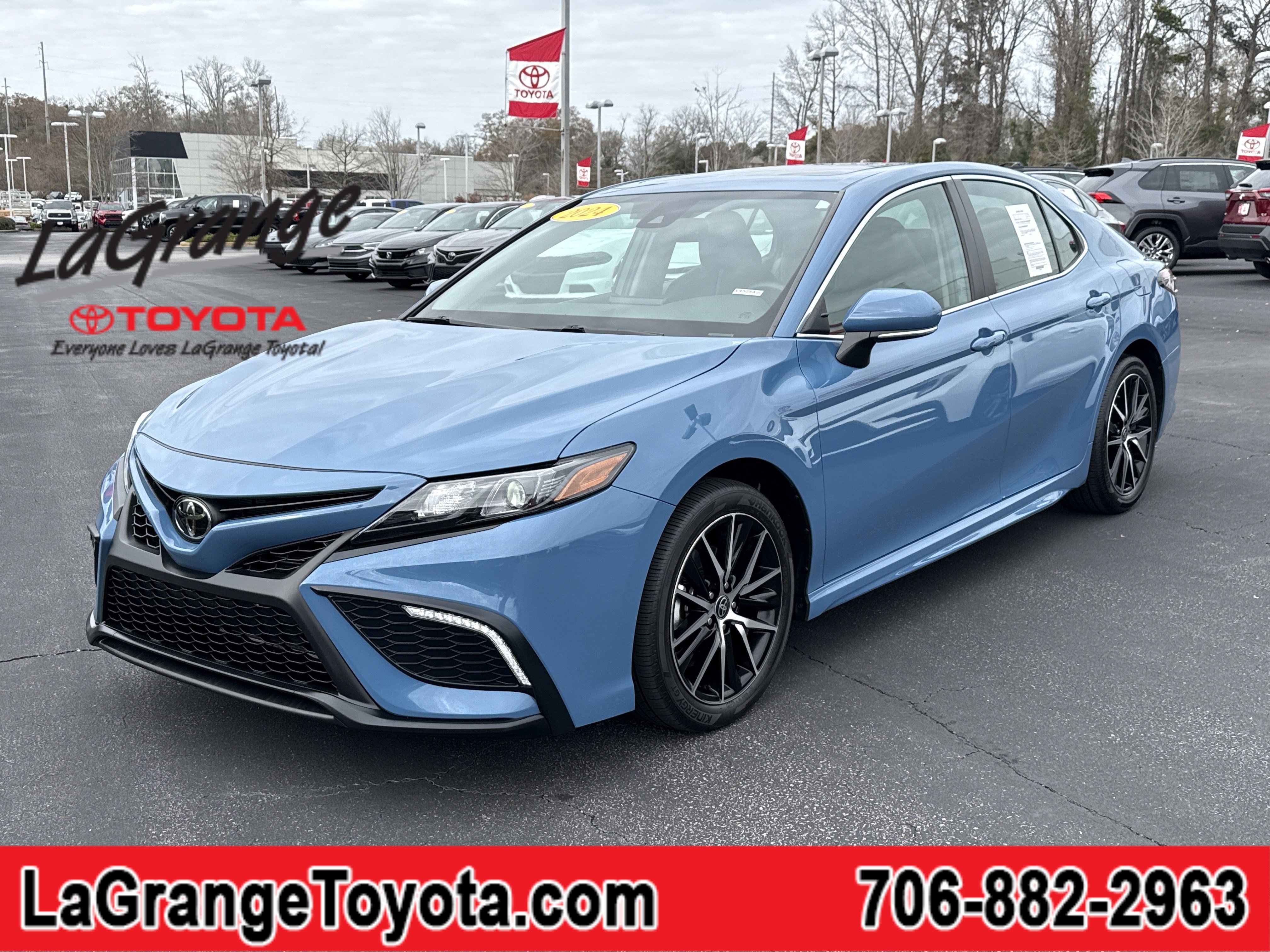 2024 Toyota Camry SE's photo