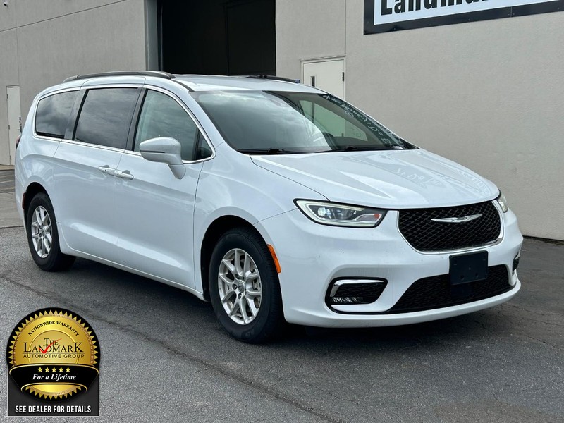 2022 Chrysler Pacifica Touring L photo 2