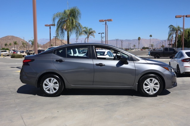 2025 Nissan Versa 1.6 S photo 2
