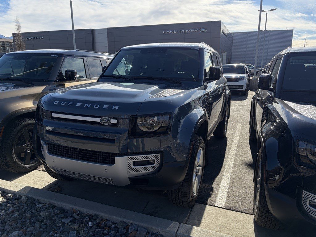 2025 Land Rover Defender S's photo