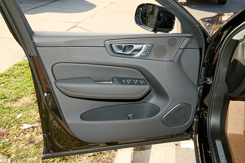 2026 VOLVO XC60 - Image 9