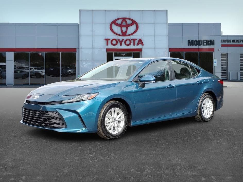 2025 Toyota Camry LE's photo