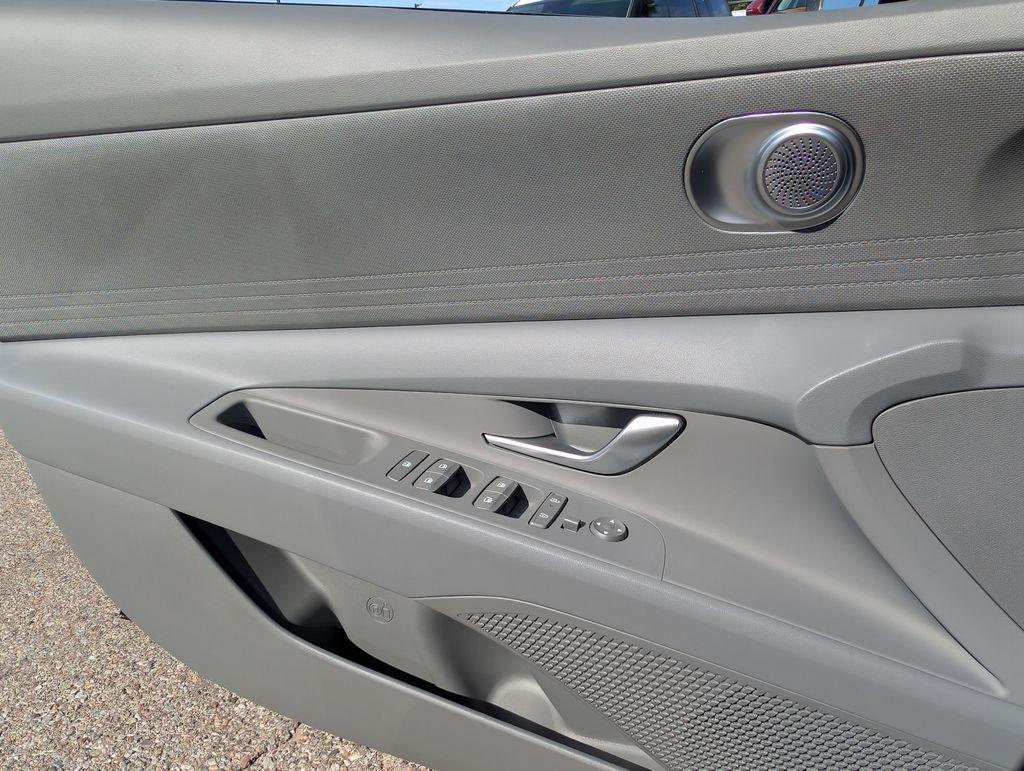 2025 Hyundai Elantra SE photo 17