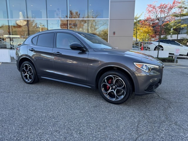 2023 Alfa Romeo Stelvio Ti photo 3
