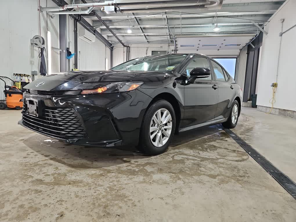 2025 Toyota Camry LE's photo