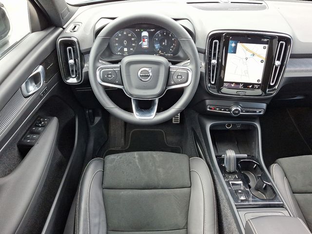2022 Volvo XC40 R-Design AWD photo 12