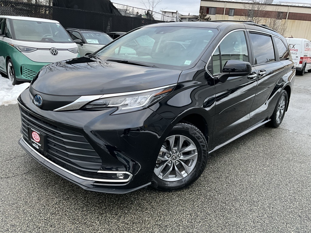 2022 Toyota Sienna XLE's photo