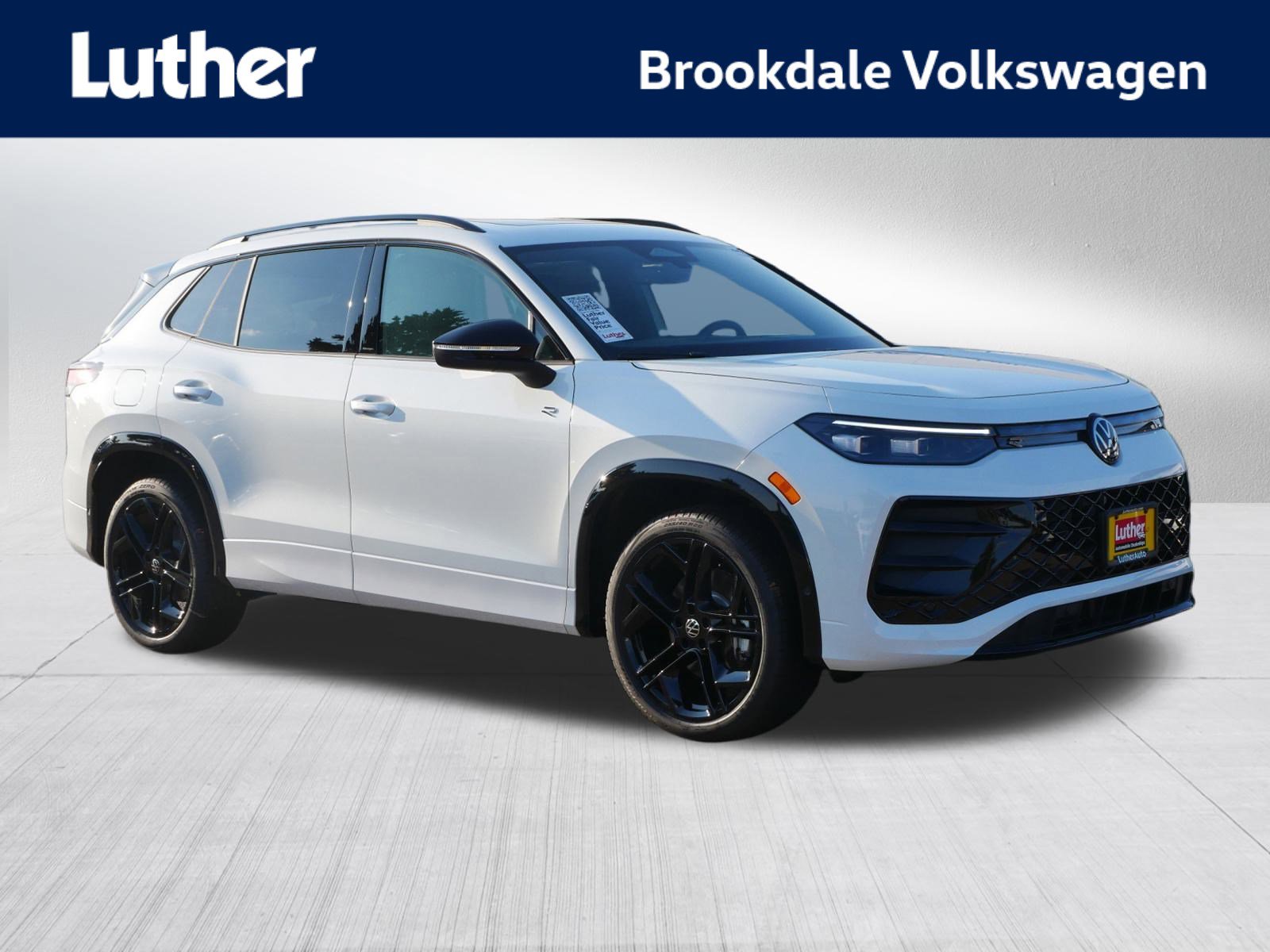 2025 Volkswagen Tiguan SE R-LINE BLACK's photo