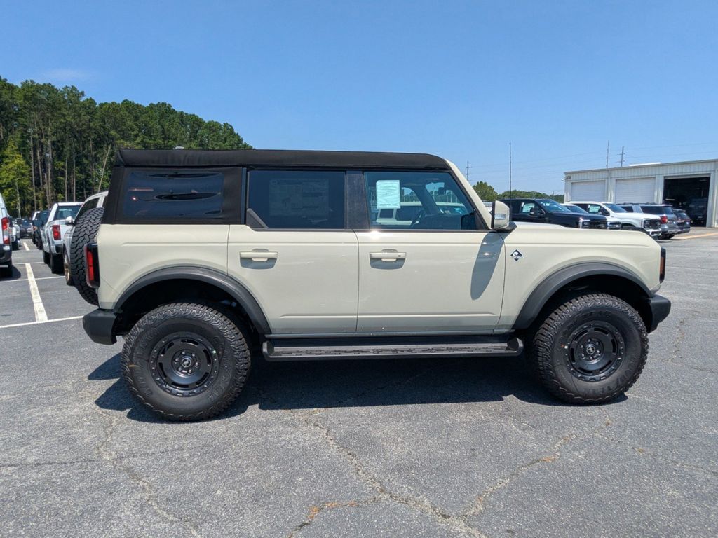 2025 Ford Bronco Outer Banks photo 3